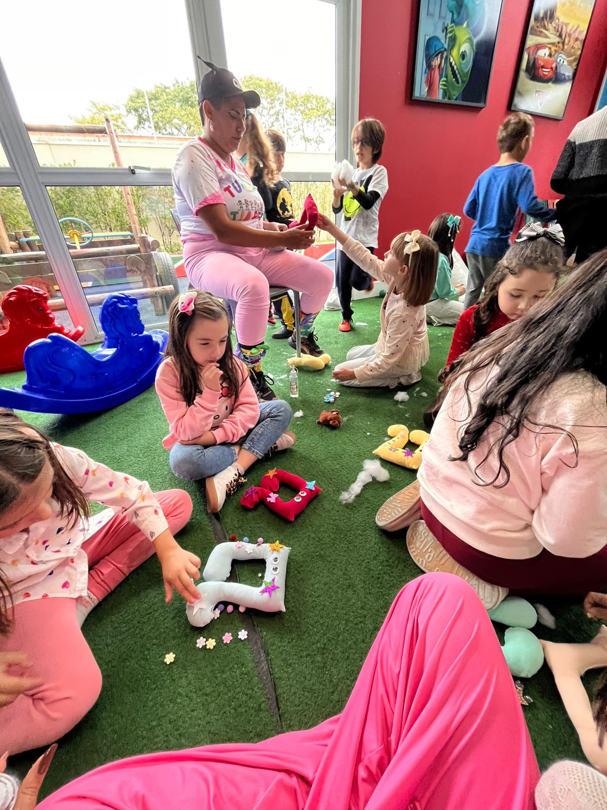 Recreadores com crianças em atividade